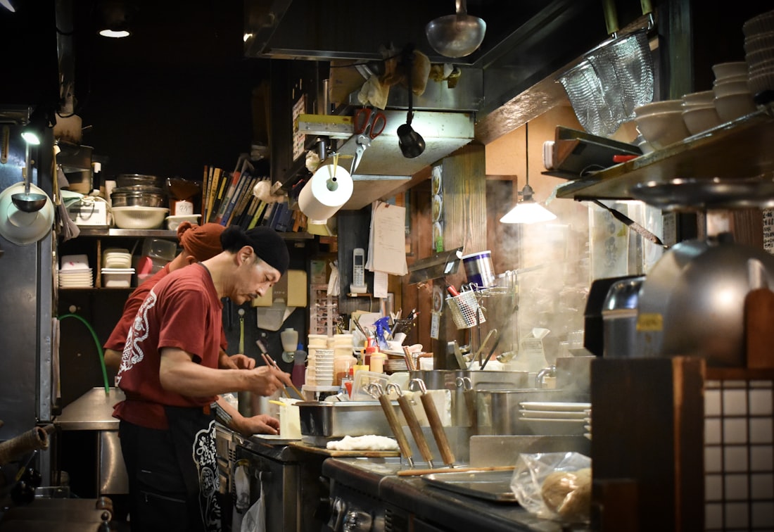 調理する店主
